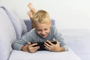 بازیهای موبایل ارتباط بین انگشتان دست و ذهن کودک را تقویت می کند 